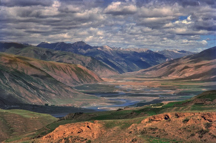 2. The high valley of the Yangtse, at the level of Denkhok. The Yangtse rises on the high plateaus of eastern Tibet, where it is known as the Drichu. Two celebrated masters of Tibetan Buddhism were born here: to the left (south) of the valley, Dilgo Khyentse Rinpoche (1910–1991), and to the right (north), the sixteenth Karmapa (1924–1982). 1985 La vallée du fleuve Drichou (qui devient le Yangtsé en Chine), à Denkhok, au Kham (Tibet oriental), où vécurent de nombreux maîtres spirituels du bouddhisme tibétain. 1985