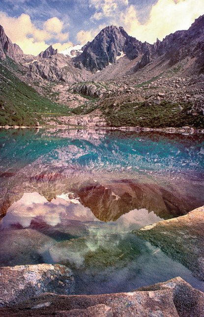 Le premier des trois lacs sacrés situés au-dessus du monastère de Dzogchèn au Tibet oriental, 4900m. 1988